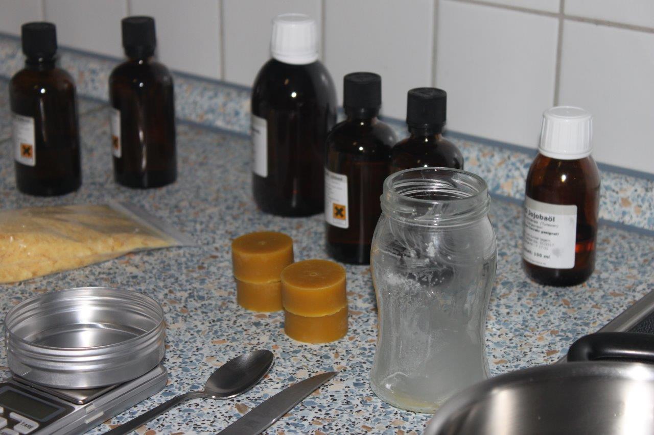 Für die vielen Versuche zur Herstellung von eigenem Schuhputzwachs haben wir eine kleine Versuchsküche in unserer eigenen Küche eingerichtet Kleine Versuchsküche für die Eigenproduktion von Schuhputzwachs